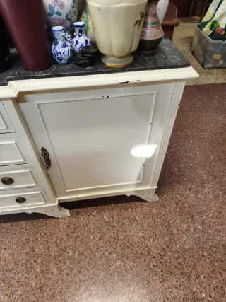 Aparador blanco y marrón