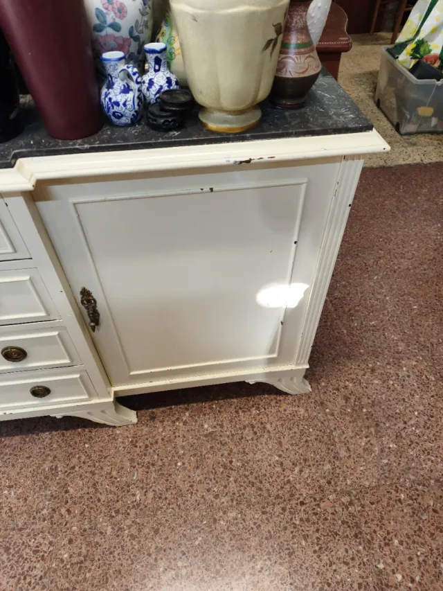 Aparador blanco y marrón