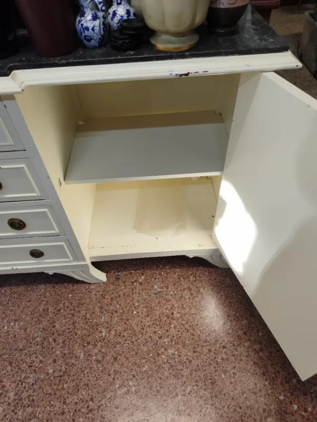 Aparador blanco y marrón