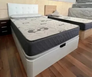 Canapés e materassi completamente nuovi in vendita