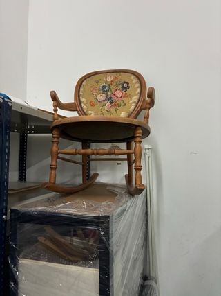 Mecedora de madera con tapizado floral vintage
