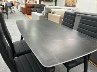 Mesa de comedor estilo mármol + 4 sillas polipiel