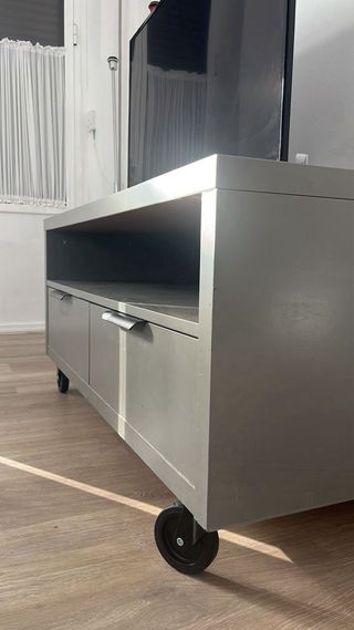 Mesa de TV recién restaurada, lista para darle un