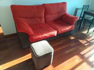 Sofá de dos plazas con puff