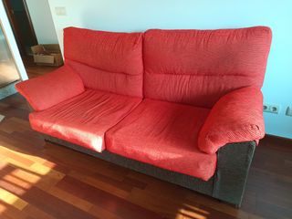 Sofá de dos plazas con puff