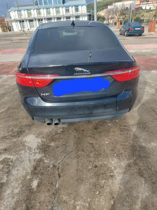 Jaguar XF automático color negro .