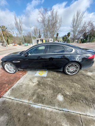 Jaguar XF automático color negro .