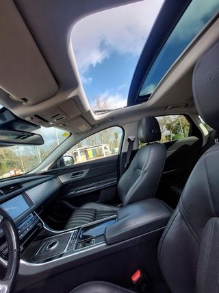 Jaguar XF automático color negro .