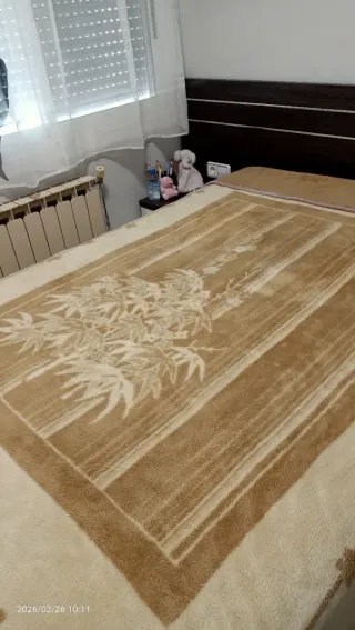 Manta Rasilan reversible beige y marrón para camas
