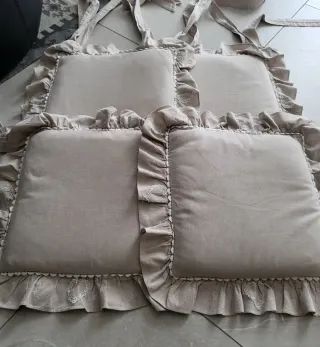 4 Cuscini Beige con Fiocchi