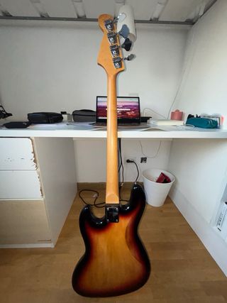 Bajo eléctrico Warriors con funda