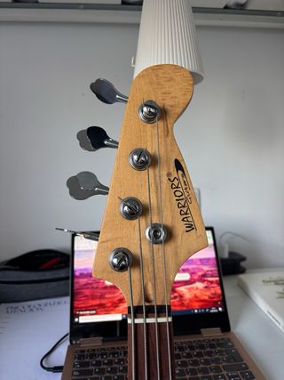 Bajo eléctrico Warriors con funda