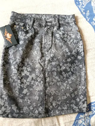 Falda vaquera gris estampada MAS