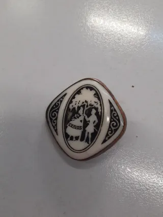 Antiguo camafeo broche porcelana B/N