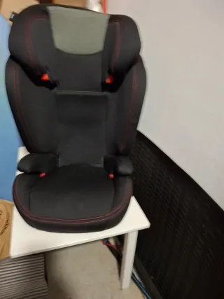 Silla coche niño negra con detalles rojos