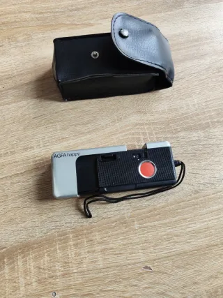 Cámara de fotos antigua con funda