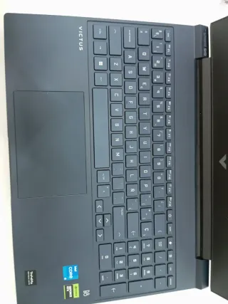 Portátil HP Victus Azul y Logo Plata