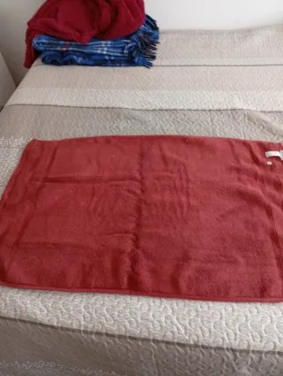 Alfombra de baño granate