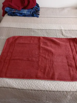 Alfombra de baño granate