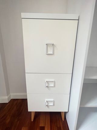 Cajonera blanca con patas de madera