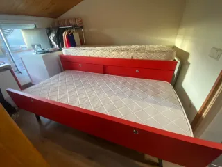 Cama nido juvenil roja con cajones y cama extra