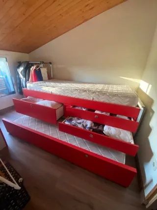 Cama nido juvenil roja con cajones y cama extra