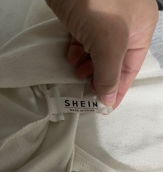 Camiseta sin mangas con capucha blanca