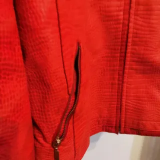 Giacca bomber in pelle rossa con cappuccio