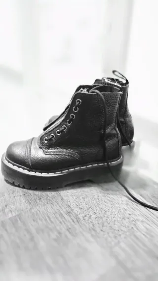 Botas Dr. Martens negras   cremallera y plataforma