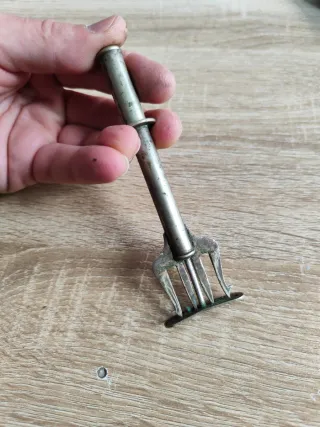 Tenedores antiguos de metal