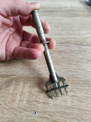 Tenedores antiguos de metal