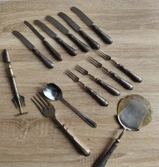 Tenedores antiguos de metal