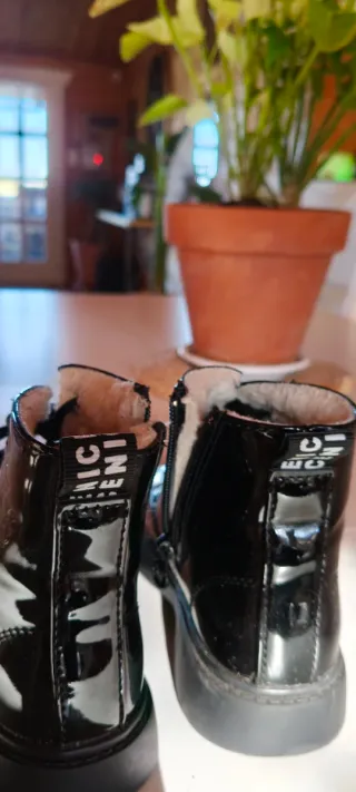 Botines charol niña negros