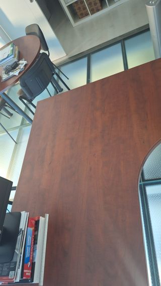 Mesa de despacho de madera