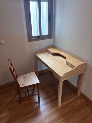 Escritorio y silla de madera