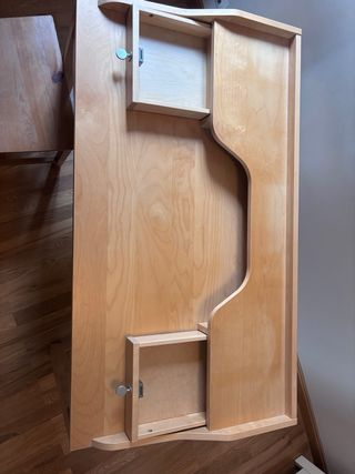 Escritorio y silla de madera