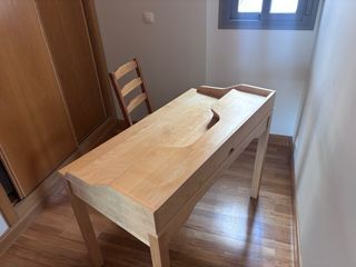 Escritorio y silla de madera