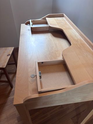 Escritorio y silla de madera