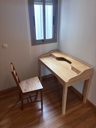Escritorio y silla de madera