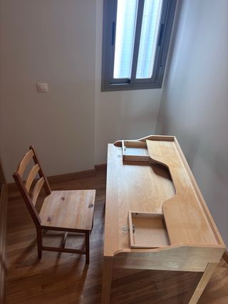 Escritorio y silla de madera