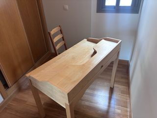 Escritorio y silla de madera