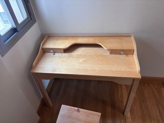 Escritorio y silla de madera