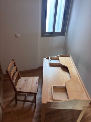 Escritorio y silla de madera