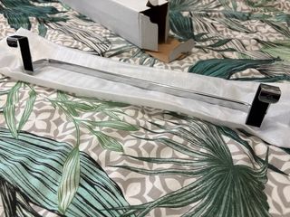 Toallero de metal plateado