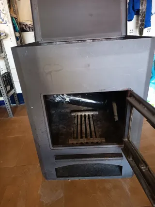 Estufa de leña negra con ventana