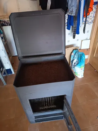 Estufa de leña negra con ventana