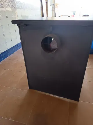 Estufa de leña negra con ventana