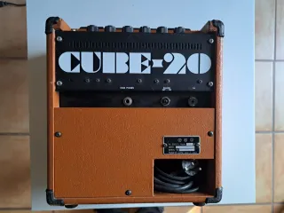 Amplificador Roland Cube 20 (Japón)