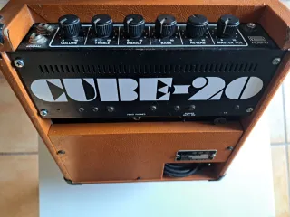 Amplificador Roland Cube 20 (Japón)