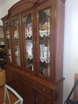 Vetrina classica in legno con ante in vetro